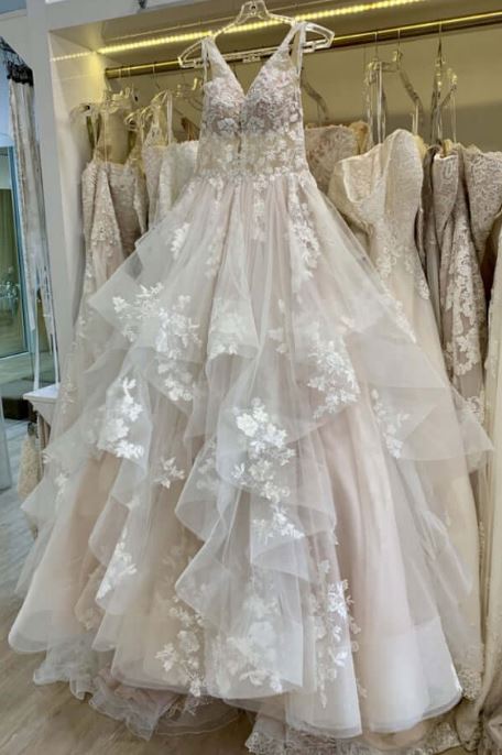 A-Line V-Neck Boho Wedding Dress Puffy Tulle Princess Bridal Dresses Plus Size Lace Appliques Backless Long Wedding Party Gowns